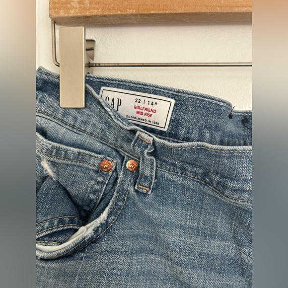 GAP girlfriend mid rise light wash jean - Picture 2 of 4